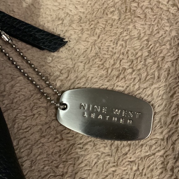 Nine West Leather crossbody purse. 10” in approximate length. Zipper closure. - Picture 3 of 7